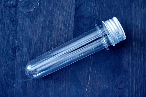 Bir test tüpünde aşağılık stüdyo fotoğrafı