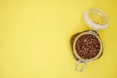 Kavrulmuş kahve çekirdekleri stüdyo fotoğrafı yakından