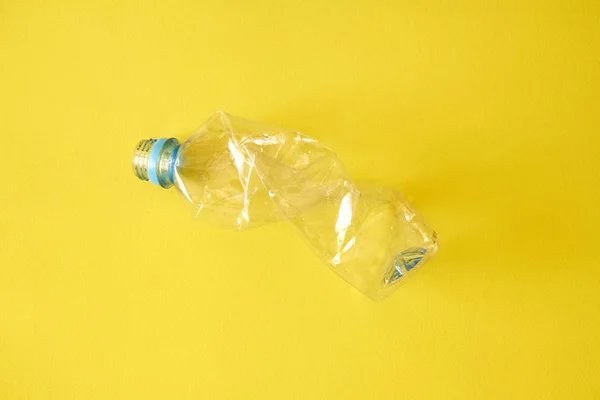 Пустая бутылка воды — стоковое фото