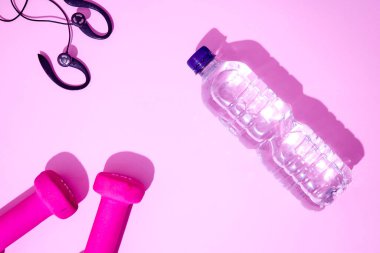 Spor salonundaki dambılların stüdyo fotoğrafı.