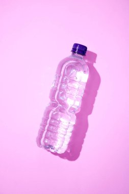 Şişelenmiş suyun stüdyo fotoğrafı.
