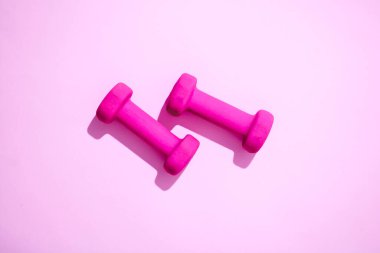 Spor salonundaki dambılların stüdyo fotoğrafı.