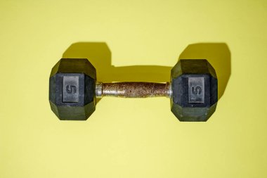 Spor salonundaki dambılların stüdyo fotoğrafı.