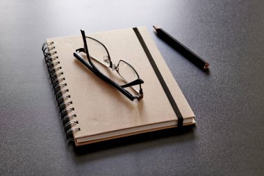 Bir not defterinin stüdyo fotoğrafı.