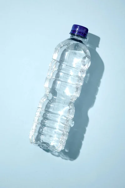 Ein Studiofoto Von Abgefülltem Wasser — Stockfoto