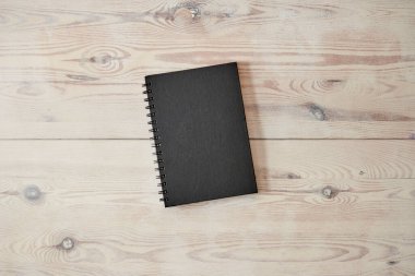 Boş bir defterin stüdyo fotoğrafı.