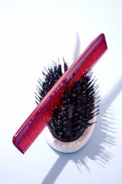 Saç tarağının stüdyo fotoğrafı.