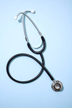 Doktor steteskopunun stüdyo fotoğrafı.