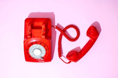 Eski bir döner telefonun stüdyo fotoğrafı.