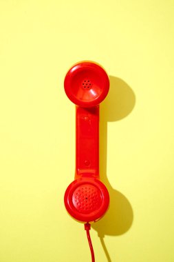 Eski bir döner telefonun stüdyo fotoğrafı.