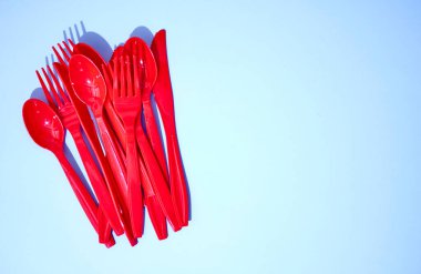 Plastik çatal bıçakların stüdyo fotoğrafı.