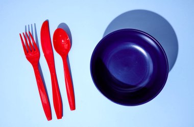 Plastik çatal bıçakların stüdyo fotoğrafı.