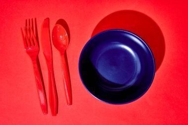 Plastik çatal bıçakların stüdyo fotoğrafı.