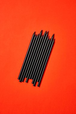 Siyah kalemlerin stüdyo fotoğrafı. 