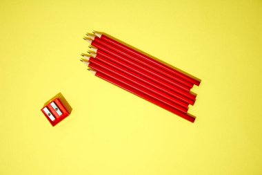 Kırmızı kalemlerin stüdyo fotoğrafı.