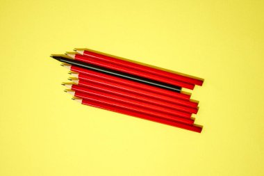 Kırmızı kalemlerin stüdyo fotoğrafı.