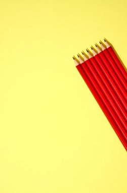 Kırmızı kalemlerin stüdyo fotoğrafı.