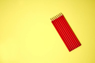 Kırmızı kalemlerin stüdyo fotoğrafı.