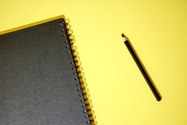 Siyah kalemlerin stüdyo fotoğrafı. 