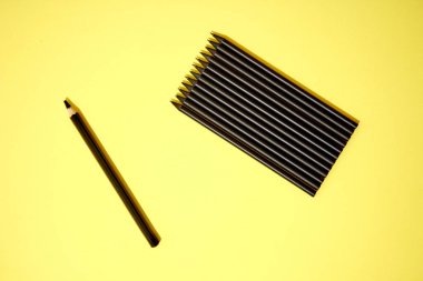 Siyah kalemlerin stüdyo fotoğrafı. 