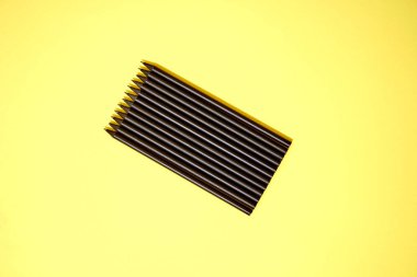 Siyah kalemlerin stüdyo fotoğrafı. 