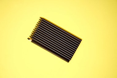 Siyah kalemlerin stüdyo fotoğrafı. 