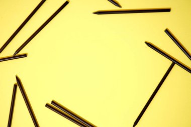 Siyah kalemlerin stüdyo fotoğrafı. 