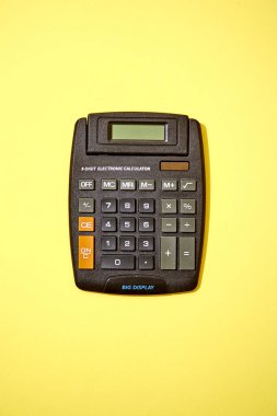 Bir iş hesap makinesinin stüdyo fotoğrafı.