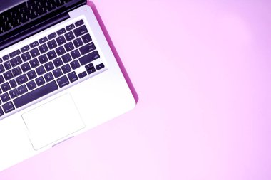 Tahta bir masada dizüstü bilgisayar.