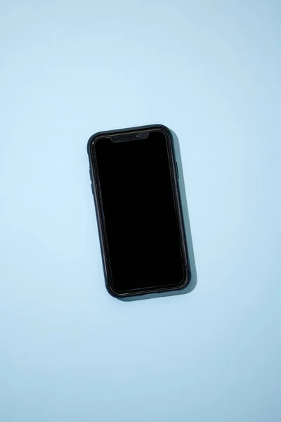 Een Studiofoto Van Een Mobiele Telefoon Met Hoofdtelefoon — Stockfoto
