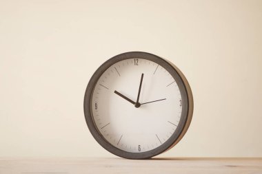 Masa saatinin stüdyo fotoğrafı.