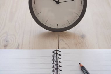 Masa saatinin stüdyo fotoğrafı.