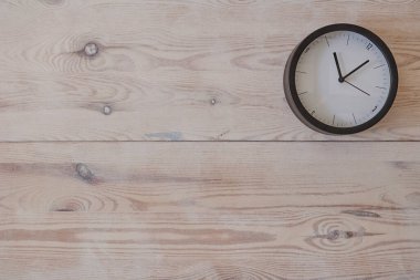 Masa saatinin stüdyo fotoğrafı.