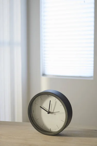 Uma Foto Estúdio Relógio Mesa — Fotografia de Stock