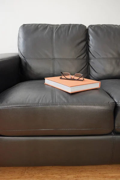 Studio Photo Black Leather Couch — Stock Photo, Image