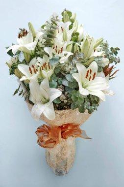 Bir buket çiçeğin stüdyo fotoğrafı.