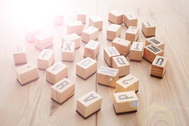 Alfabe harflerinin stüdyo fotoğrafı.