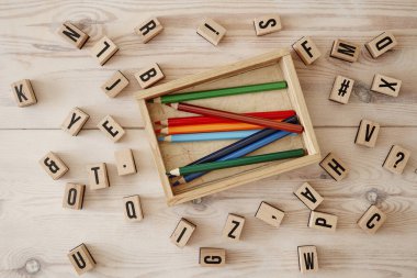 Alfabe harflerinin stüdyo fotoğrafı.