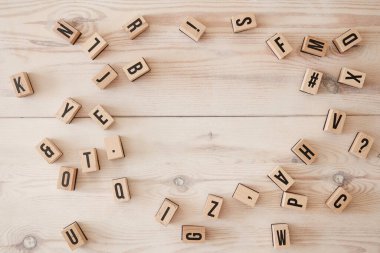 Alfabe harflerinin stüdyo fotoğrafı.