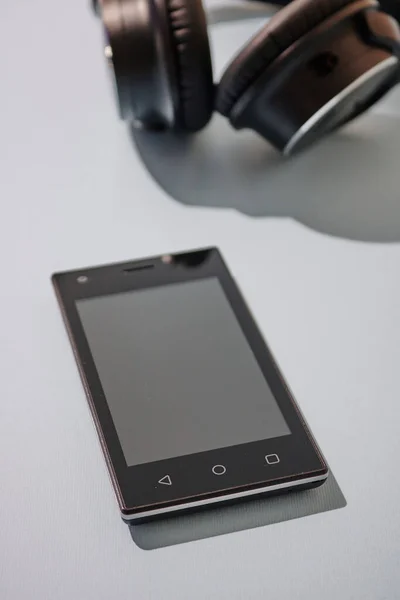 Een Studiofoto Van Een Mobiele Telefoon Met Hoofdtelefoon — Stockfoto
