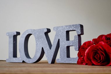 Aşk sözcüğünün stüdyo fotoğrafı.