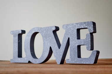 Aşk sözcüğünün stüdyo fotoğrafı.