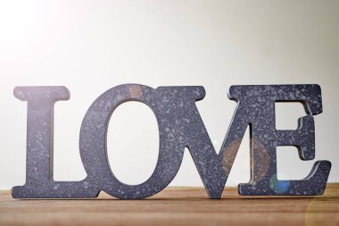 Aşk sözcüğünün stüdyo fotoğrafı.