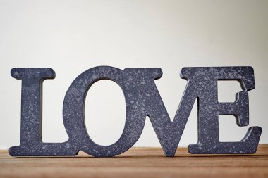 Aşk sözcüğünün stüdyo fotoğrafı.