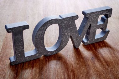 Aşk sözcüğünün stüdyo fotoğrafı.