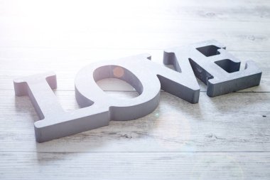 Aşk sözcüğünün stüdyo fotoğrafı.