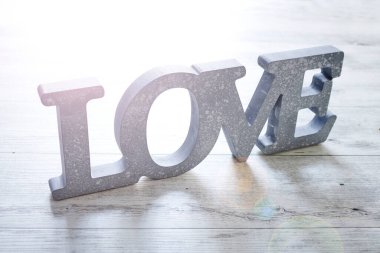 Aşk sözcüğünün stüdyo fotoğrafı.