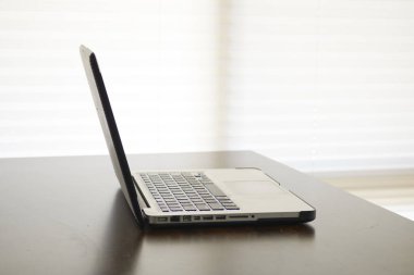 Bir ofis çalışma masasının fotoğrafı.