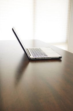 Bir ofis çalışma masasının fotoğrafı.