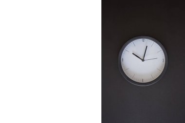 Masa saatinin stüdyo fotoğrafı.